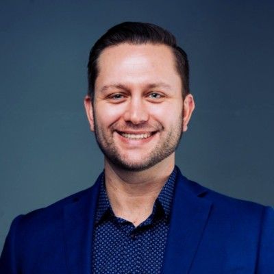 Leslie Delaforce headshot.jpeg